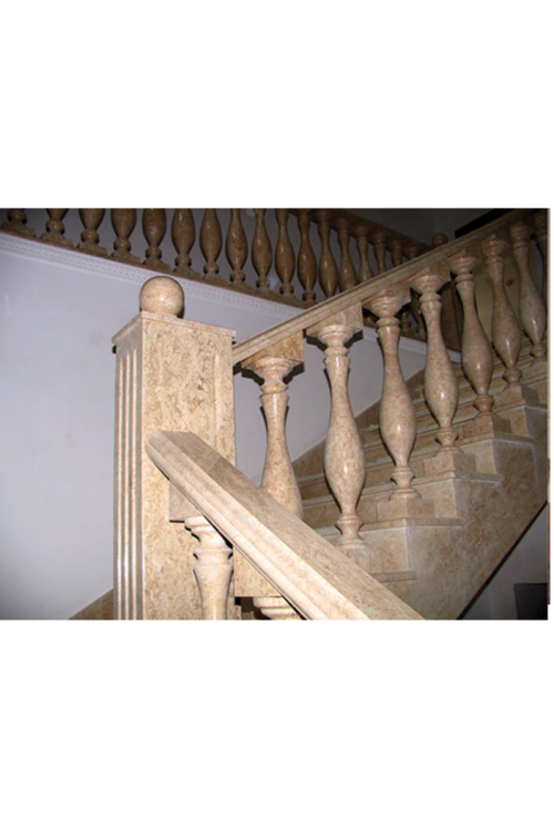 Мраморная лестница с резными балясинами и перилами из мрамора «Голден роса»
